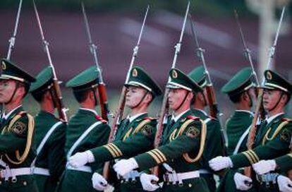 Soldados del Ejército de la Liberación del Pueblo de China (PLA) desfilan por la plaza de Tiananmen en Pekín (China). EFE/Archivo