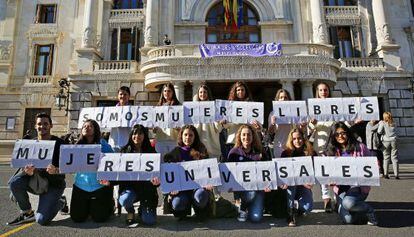 Concentración contra la violencia de género ante el Ayuntamiento de Valencia.