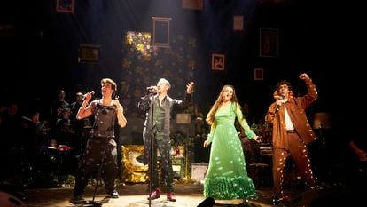 Javier Calvo, Asier Etxeandía, Amaia y Javier Ambrossi interpretando 'Preparad el camino al señor', anoche en el Teatro Calderón de Madrid.