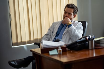 Joshua Jackson, en el cuarto episodio de 'Dr. Death'.