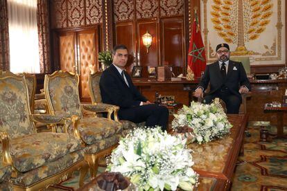 El presidente del Gobierno español, Pedro Sánchez (a la izquierda), y el rey Mohamed VI de Marruecos durante el encuentro mantenido en el Palacio Real de Rabat en noviembre de 2018.