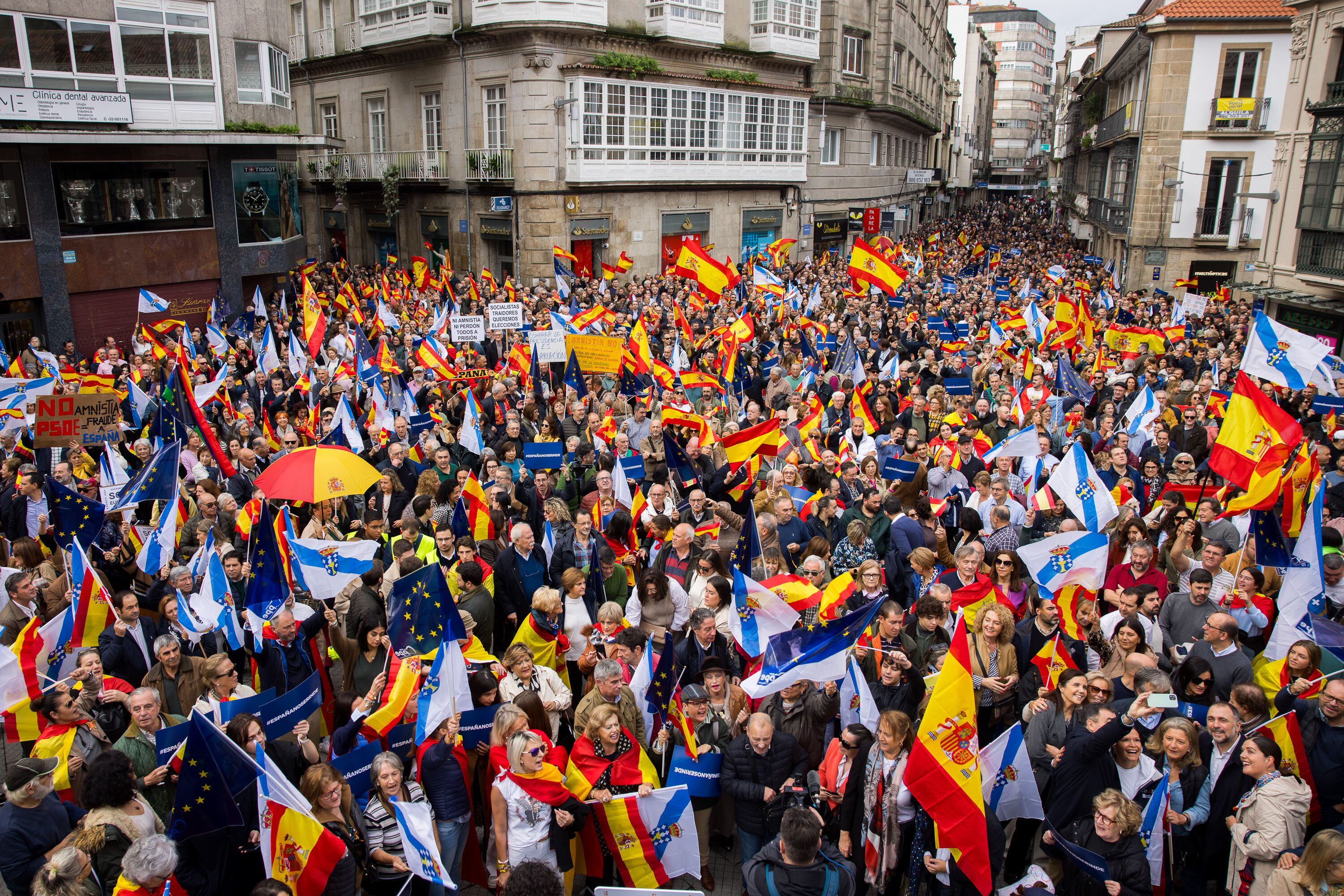 Miles de personas se manifestaban en la concentración de este domingo en la plaza de la Peregrina de Pontevedra.