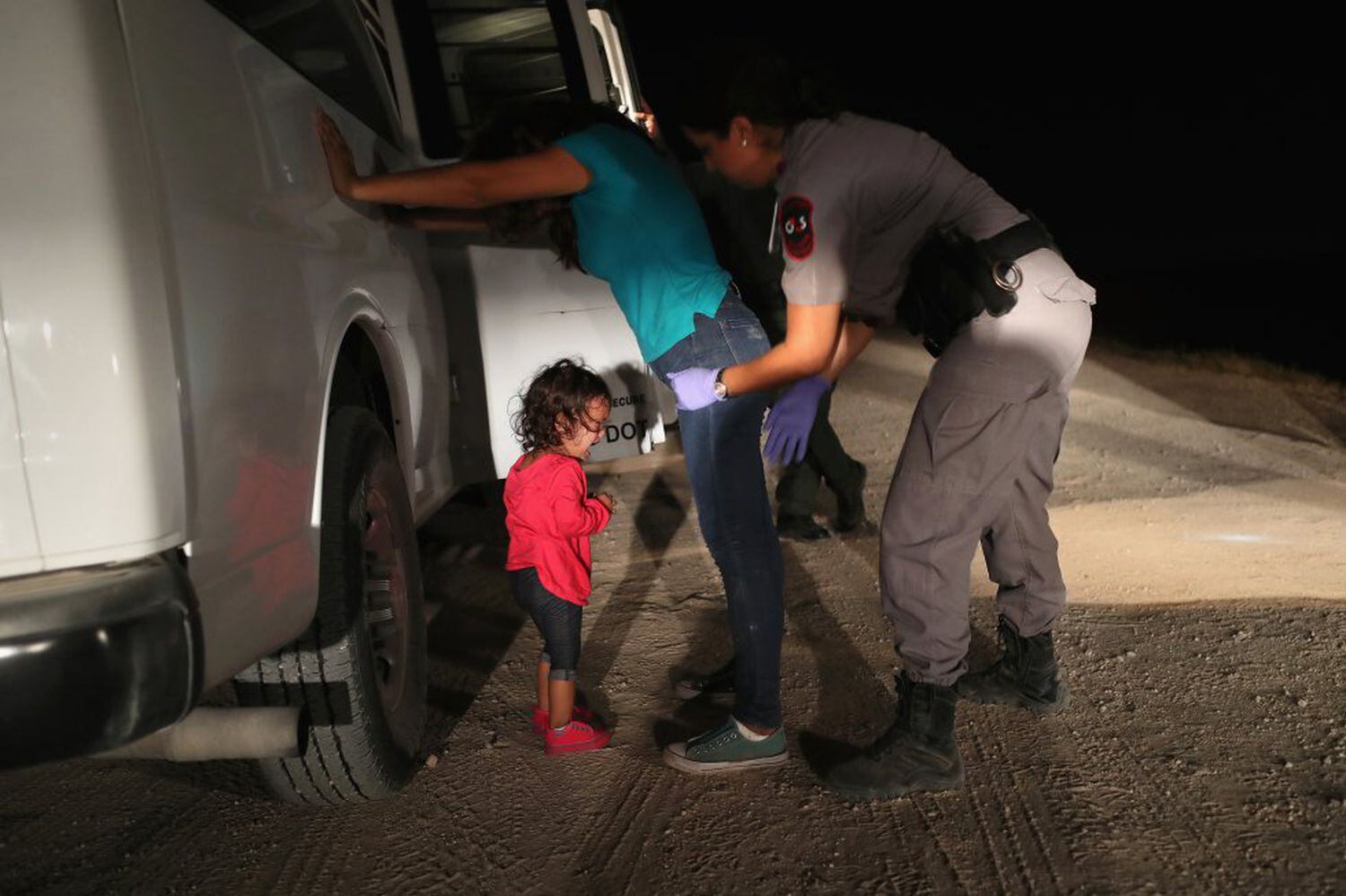 Una niña hondureña llora mientras su madre es cacheada por la patrulla fronteriza en McAllen (Texas), en 2018.