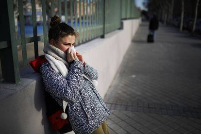 Una niña se suena los mocos a la salida de su colegio en Madrid.