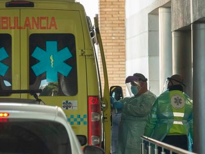 Un sanitario en la puerta de urgencias del Hospital Virgen Macarena de Sevilla.
FOTO: PACO PUENTES/EL PAIS