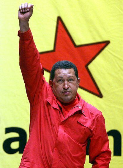 Hugo Chávez saluda puño el alto a los "propulsores" que trabajarán por el Partido Socialista Unido de Venezuela durante un evento en Caracas.