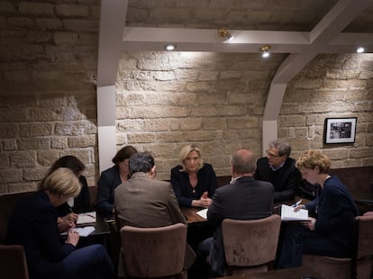 Marine Le Pen, durante la entrevista con varios medios, este martes en París. 