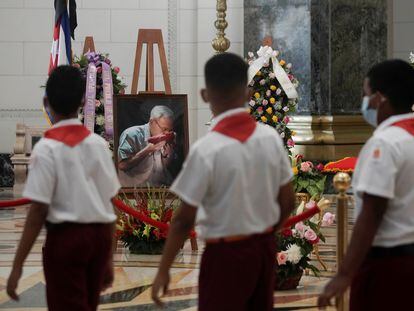 Niños rinden tributo a Eusebio Leal, el historiador oficial de La Habana, en el capitolio de la capital cubana, este jueves.