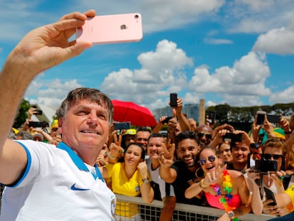 El presidente saluda a sus seguidores tras una manifestación a su favor en Brasilia, el 15 de marzo de 2020.