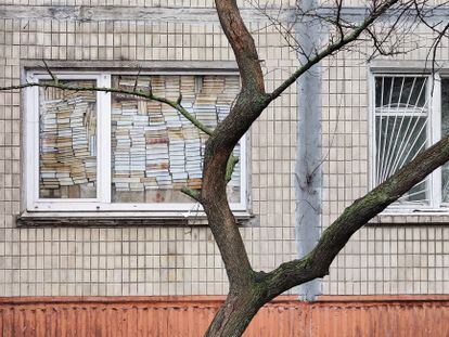 Ventana de la casa en Kiev del escritor Lev Shevchenko al inicio de la guerra en Ucrania.