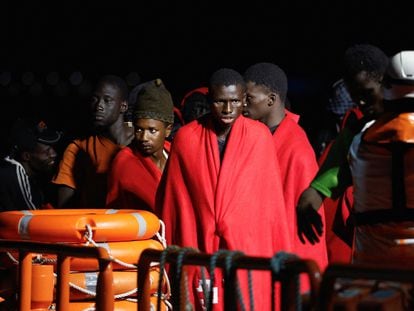 Un grupo de migrantes aguarda a desembarcar en el puerto de Arguineguín (Gran Canaria) el 25 de julio.