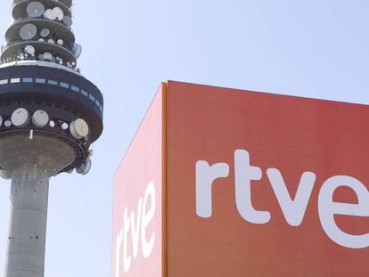 Logotipo de RTVE y, de fondo, la torre de comunicaciones.