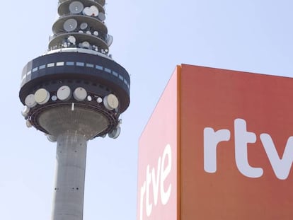 Logotipo de RTVE y, de fondo, la torre de comunicaciones.