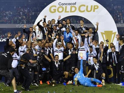 Los mexicanos celebran el título de la Copa Oro.