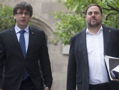 El presidente de la Generalitat, Carles Puigdemont (i), junto al vicepresidente del Govern y conseller de Econom&iacute;a, Oriol Junqueras (d).