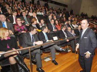 El máximo responsable de SabadellGallego y subdirector general del Banco Sabadell, Pablo Junceda (der.), antes de mantener un encuentro con los directivos de la sección del noroeste del banco en el Palacio de Congresos de Santiago, donde han celebrado hoy su convención.