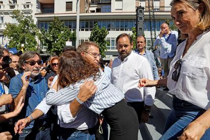 El líder del Partido Popular, Alberto Núñez-Feijóo, abraza a la presidenta de la Comunidad de Madrid, Isabel Díaz Ayuso, en presencia de Cuca Gamarra (derecha), durante el acto del PP celebrado en Madrid.