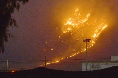 Las llamas se elevan en las colinas que rodean el Monte Grifone y la ciudad de Ciaculli, en Italia
