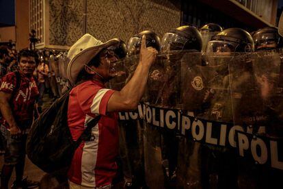 Un manifestante habla a policías antidisturbios en el centro de Lima (Perú).