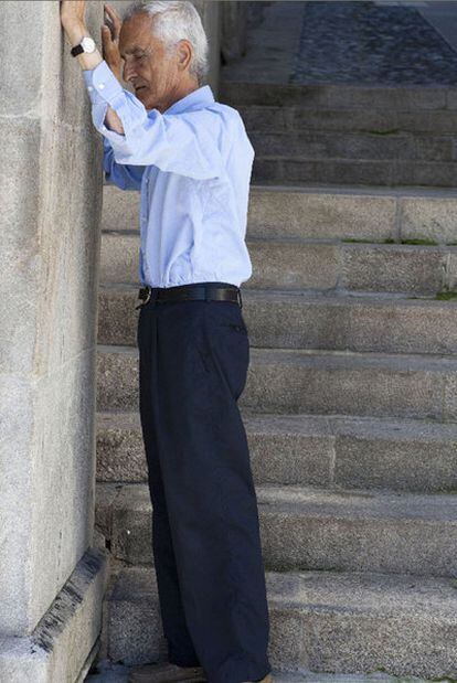 Carlos Oroza, en la escalera de la Porta do Sol de Vigo.