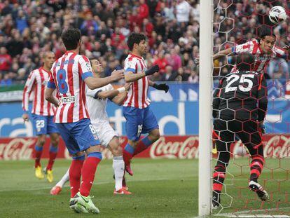 Falcao marca de cabeza el gol del Atlético.