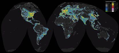 El mapa muestra el grado de contaminación lúminca desde el cielo prístino (en negro) hasta los más iluminados, en blanco.