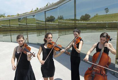 Un cuarteto de cuerda ameniza la inauguración del Parque Cementerio Landaederraga de Arrigorriaga.