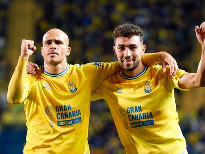 Sandro y Munir celebran un gol de Las Palmas.