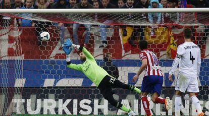 Diego López no ataja el disparo de Gabi, que significó el segundo gol del Atlético.