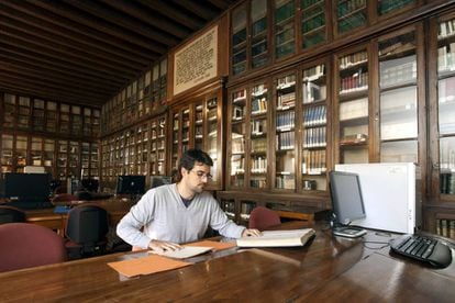 Un estudioso consulta un documento en la Archivo General Militar de Ávila.