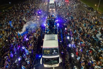 El autobús descubierto avanzaba abriéndose paso en medio de una multitud que lo obligaba a ir muy lento, cuando eran las tres de la madrugada, hora local de Argentina. 
