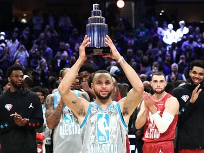 Stephen Curry sujeta el trofeo Kobe Bryant tras ser nombrado MVP del All-Star.