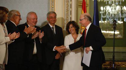 Soraya Sáenz de Santa María y Cristóbal Montoro reciben el informe reforma del sistema de financiación