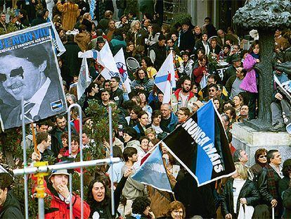 Manifestación en Madrid en febrero de 2003 para protestar por la gestión de la crisis del <i>Prestige.</i> Acudieron unas 240.000 personas de toda España.