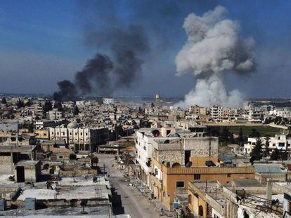 Un edificio bombardeado en Saraqib, el pasado domingo, en la provincia siria de Idlib. En vídeo, el ejército turco bombardea varios objetivos en Siria.