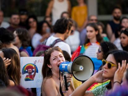 Una persona habla por megáfono durante la manifestación del Orgullo LGTBI+, en Valencia.