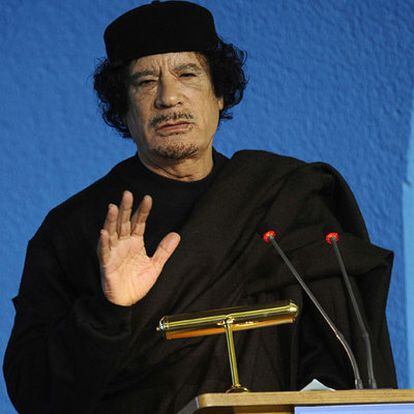 El líder libio, Muammar el Gaddafi, dirige un discurso en la Cumbre Mundial de Alimentos de la FAO en Roma