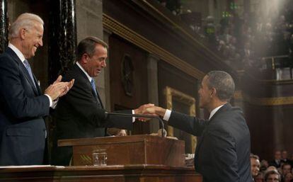 Obama saluda al presidente de la Cámara de Representantes, John Boehner durante su discurso en 2012 y ante la presencia del vicepresidente, Joe Biden.