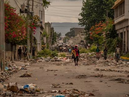 Una calle del centro de Puerto Príncipe, la capital de Haití, abandonada por los vecinos y comerciantes debido al dominio total de las bandas armadas.