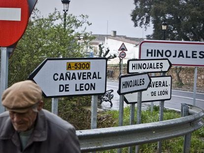 Entrada a Hinojales (Huelva) el segundo municipio andaluz que más población ha perdido.