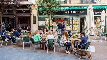 Terraza en la plaza de Matute en el madrileño Barrio de las Letras-Huertas.