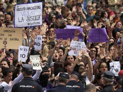 FOTO: Protestas contra la decisión de la sentencia de La Manda, en la Puerta del Sol el 2 de mayo. VÍDEO: Cientos de personas han vuelto a protestar este viernes día 4.