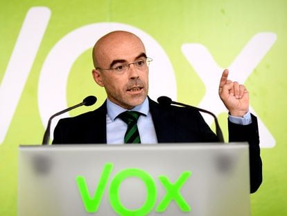 El eurodiputado de Vox Jorge Buxadé durante una rueda de prensa.