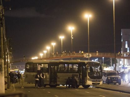 Agentes de seguridad negocian con el hombre que secuestr&oacute; el autob&uacute;s.