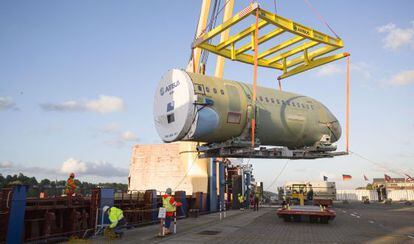 Fuselaje de un avi&oacute;n de Airbus listo para ser embarcado en Hamburgo con rumbo a Mobile (Alabama), la semana pasada.