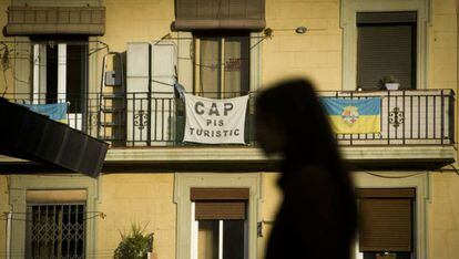 Carteles en contra de los pisos turísticos en la Barceloneta.