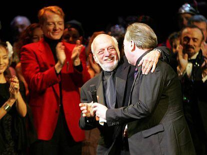 El director y productor Harold Prince (a la izquierda), en Nueva York, en 2006.