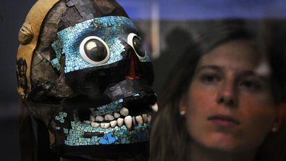 Una mujer observa un cráneo que representa al dios prehispánico Tezcatlipoca, en el Museo Británico, en Londres.