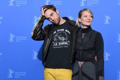 Robert Pattinson, con su camiseta espa&ntilde;ola, y Mia Wasikowska posan en Berl&iacute;n para los fot&oacute;grafos. 