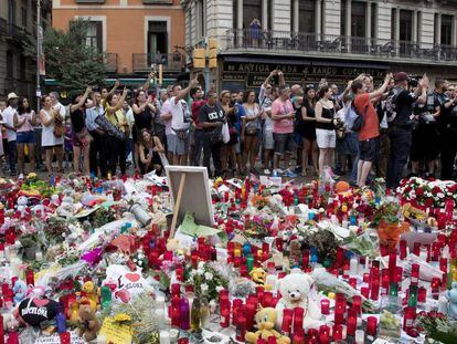 Velas, flores y muestras de apoo para las v&iacute;ctimas del atentado de La Rambla.